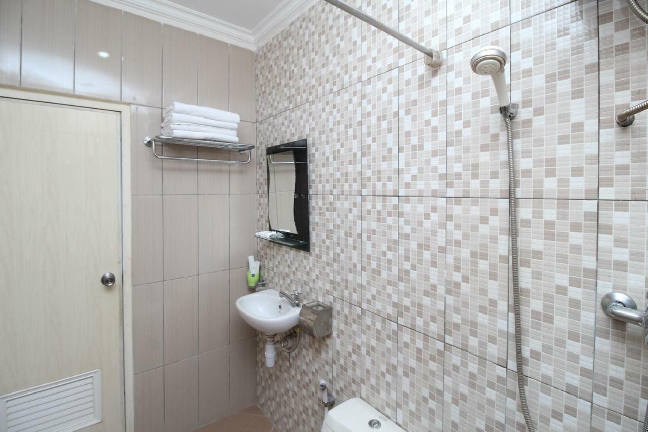 Отель Myzone Homtel Семаранг Экстерьер фото